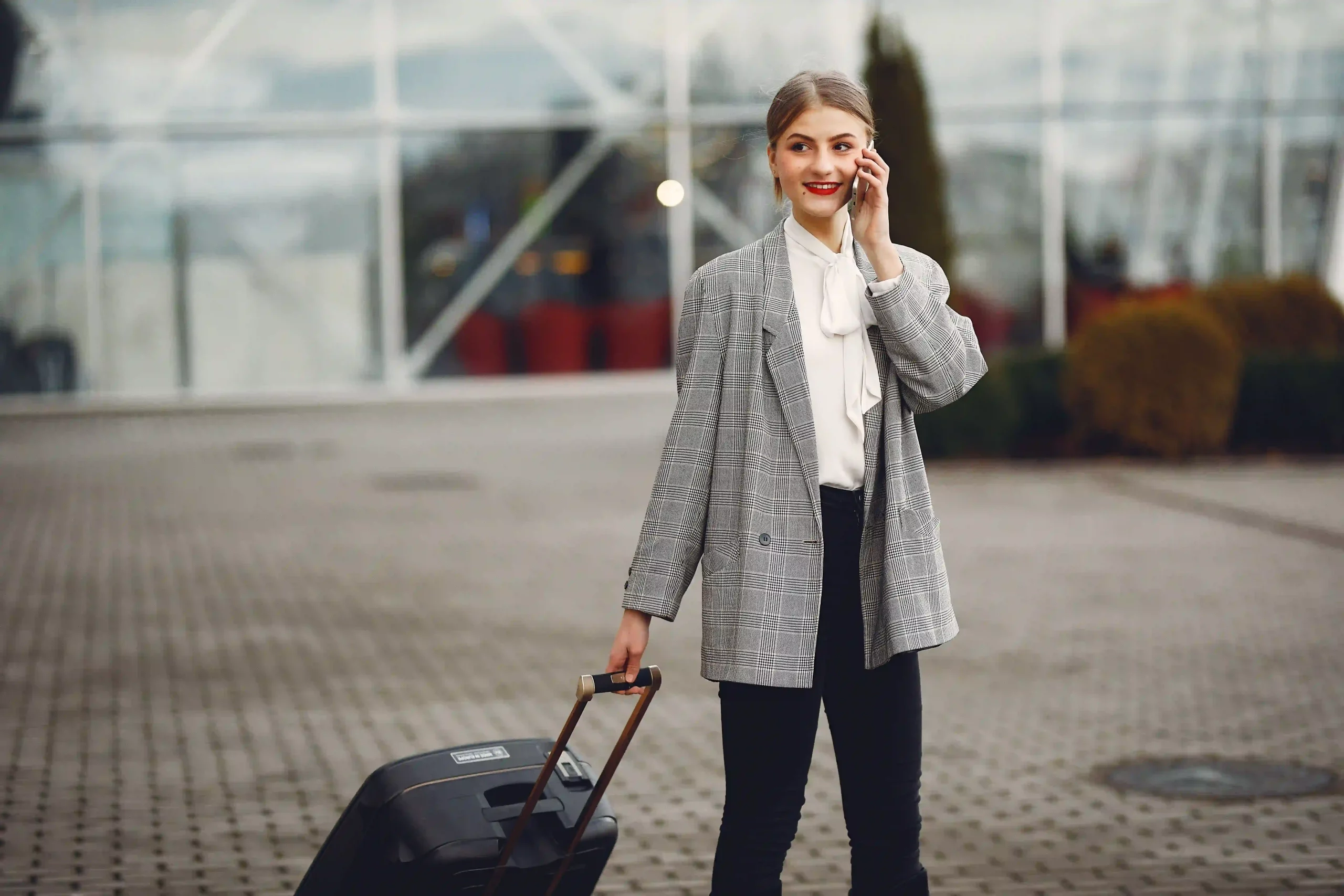 Entrepreneure en déplacement à l'étranger restant joignable par téléphone